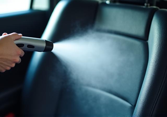 専用機器を使用した車内の除菌スチーム作業